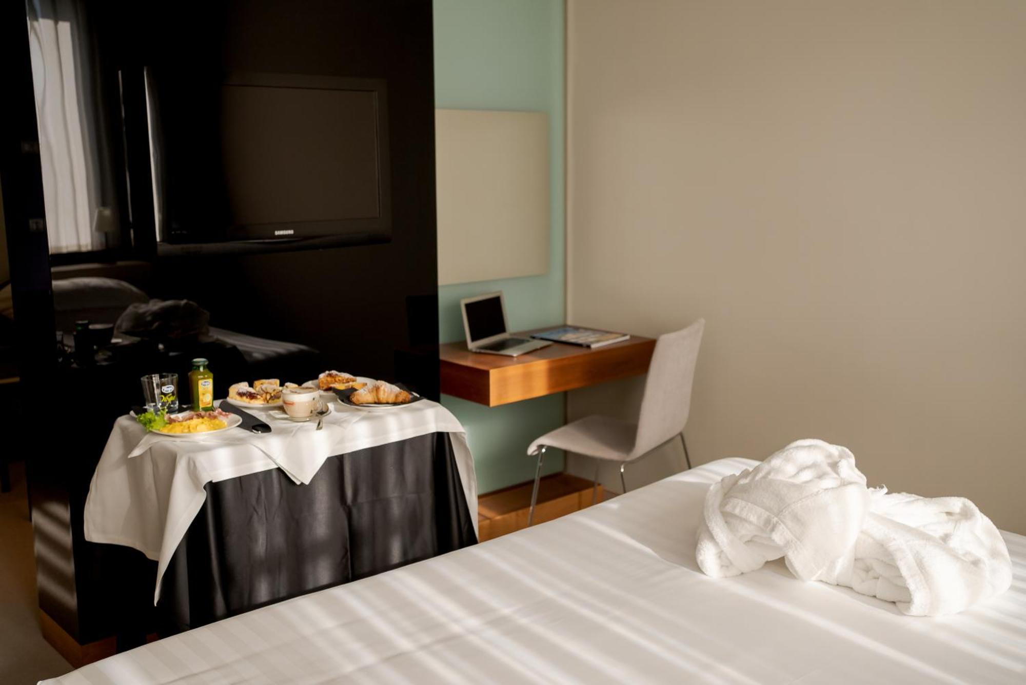 Cosmopolitan Hotel Чивітанова-Марке Номер фото